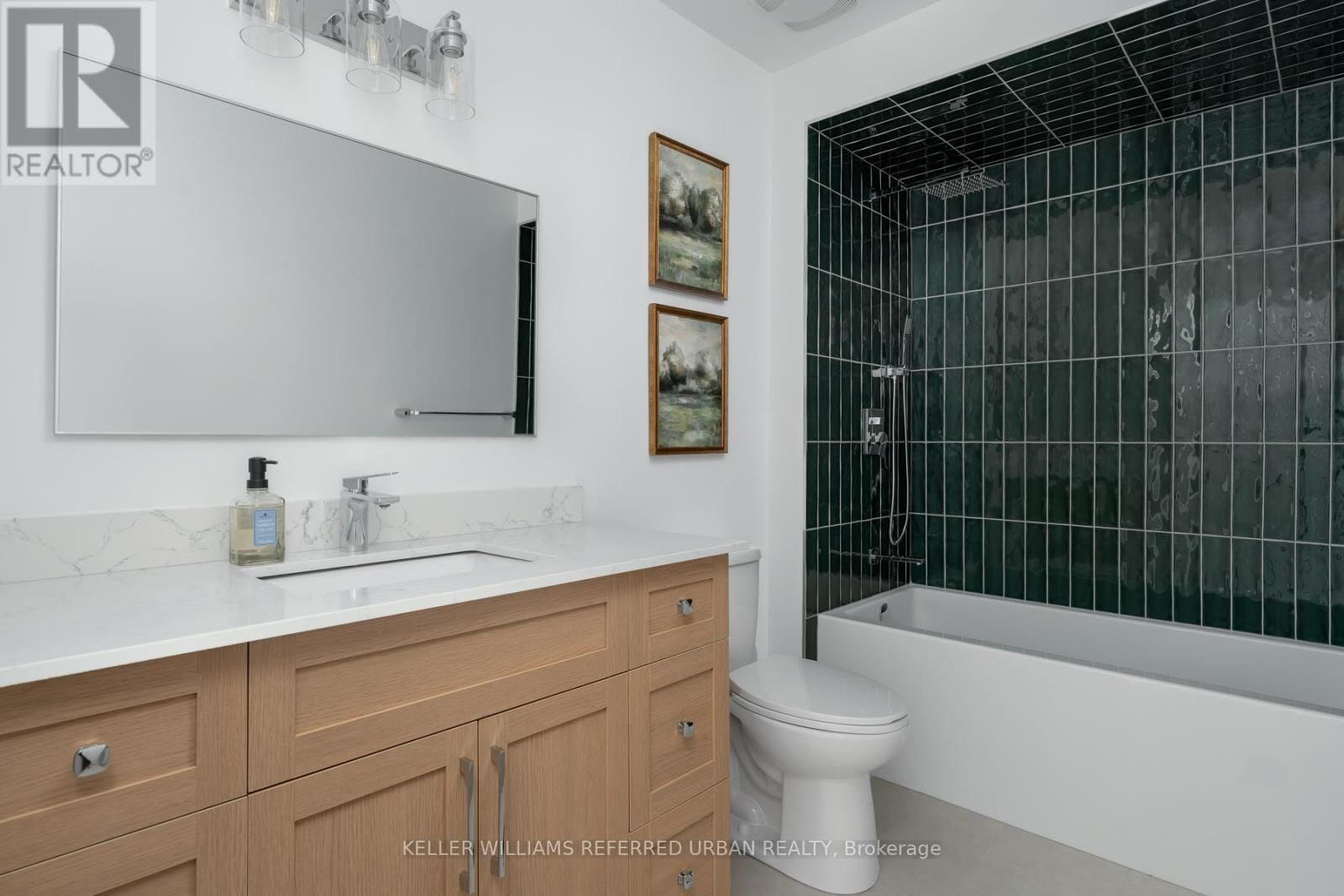 1064 MOORELANDS CRESCENT Image 31