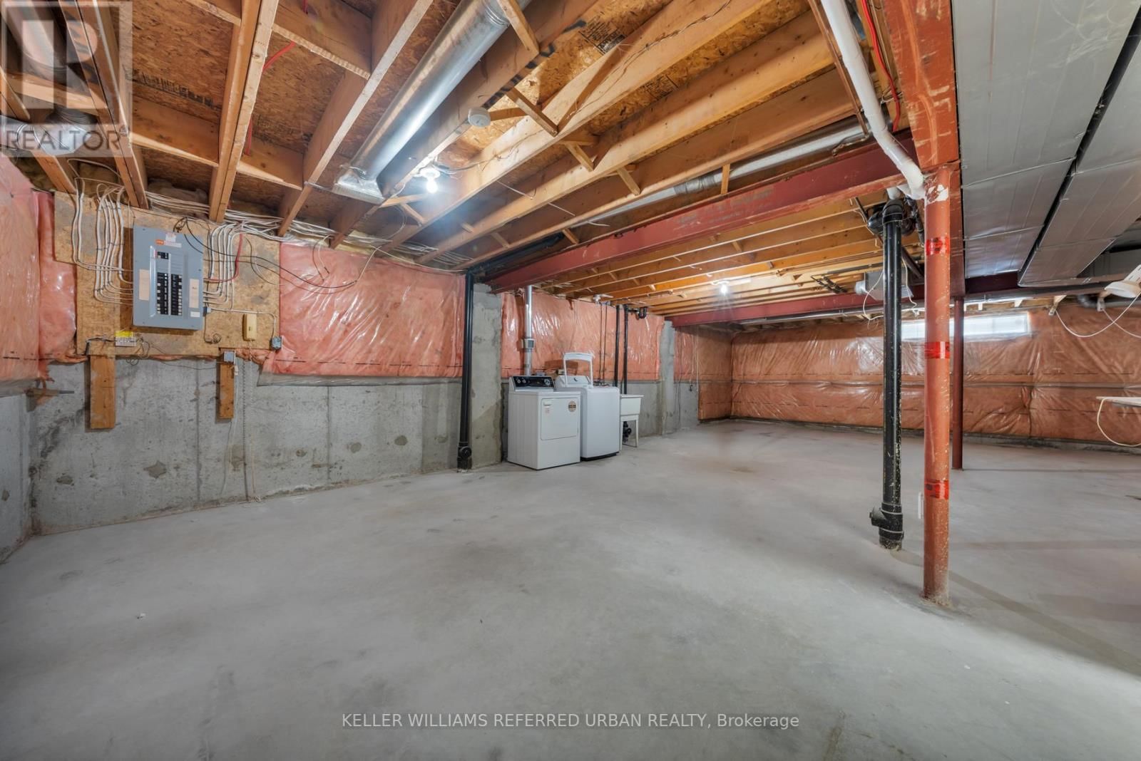 1064 MOORELANDS CRESCENT Image 32