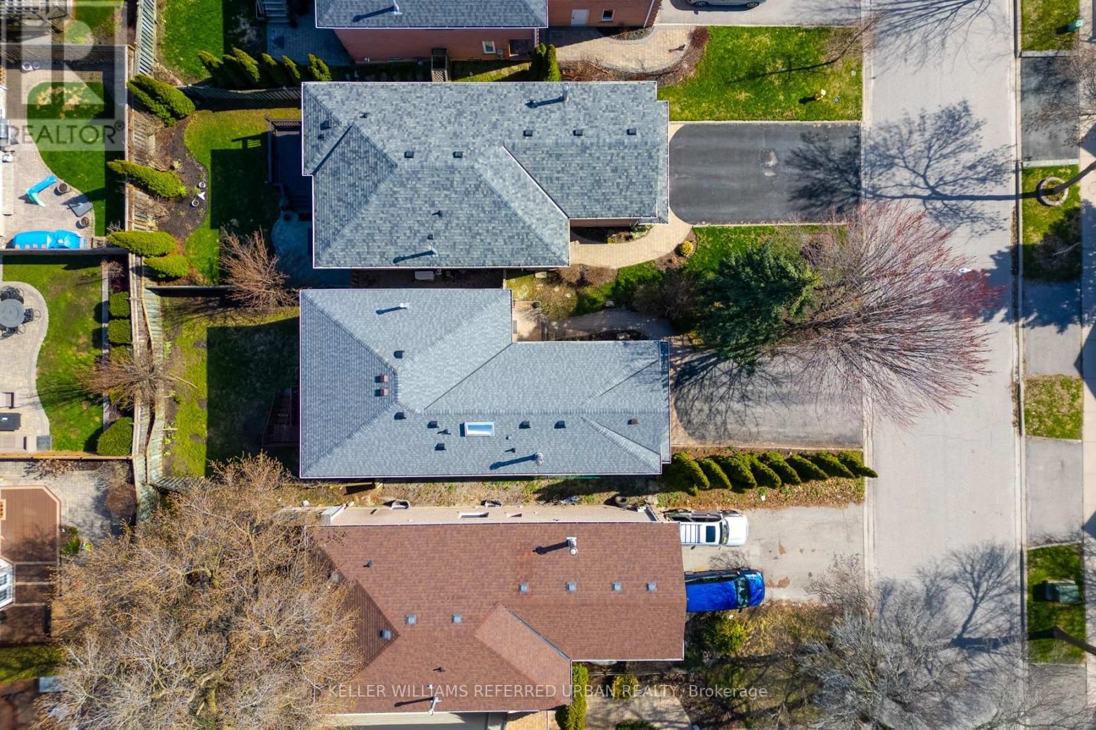 1064 MOORELANDS CRESCENT Image 38