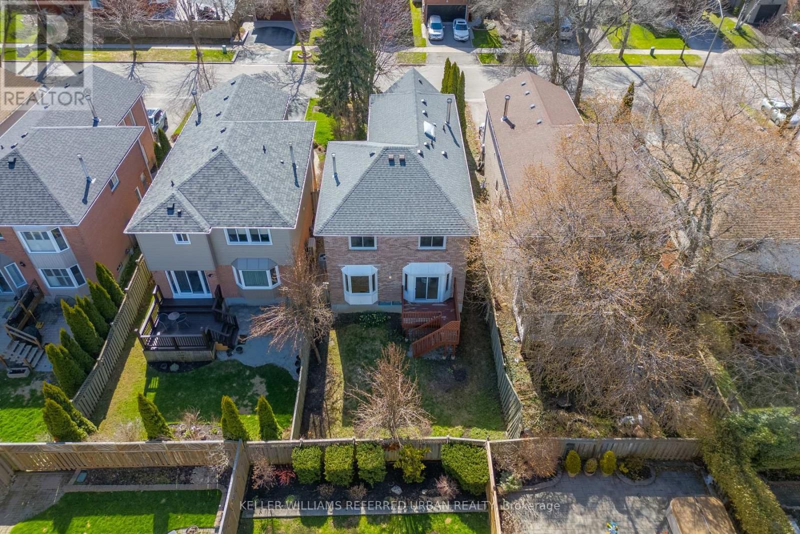 1064 MOORELANDS CRESCENT Image 39