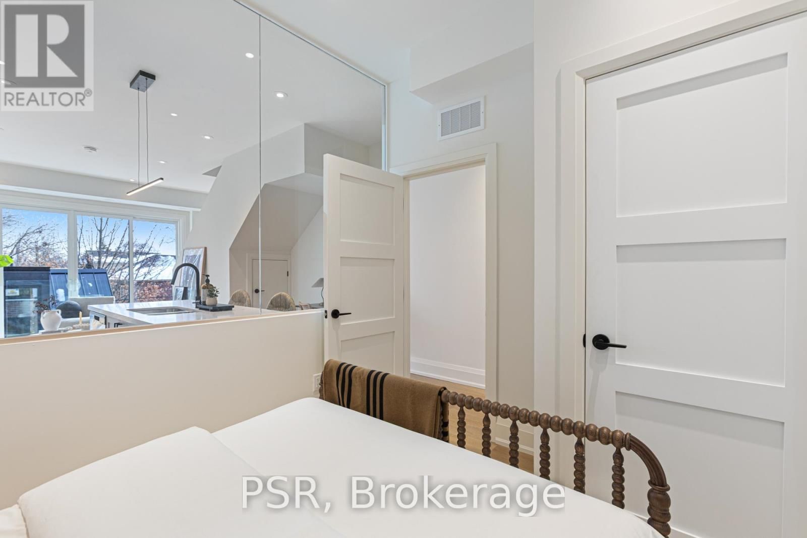 D - 55 HARRIET STREET Image 12