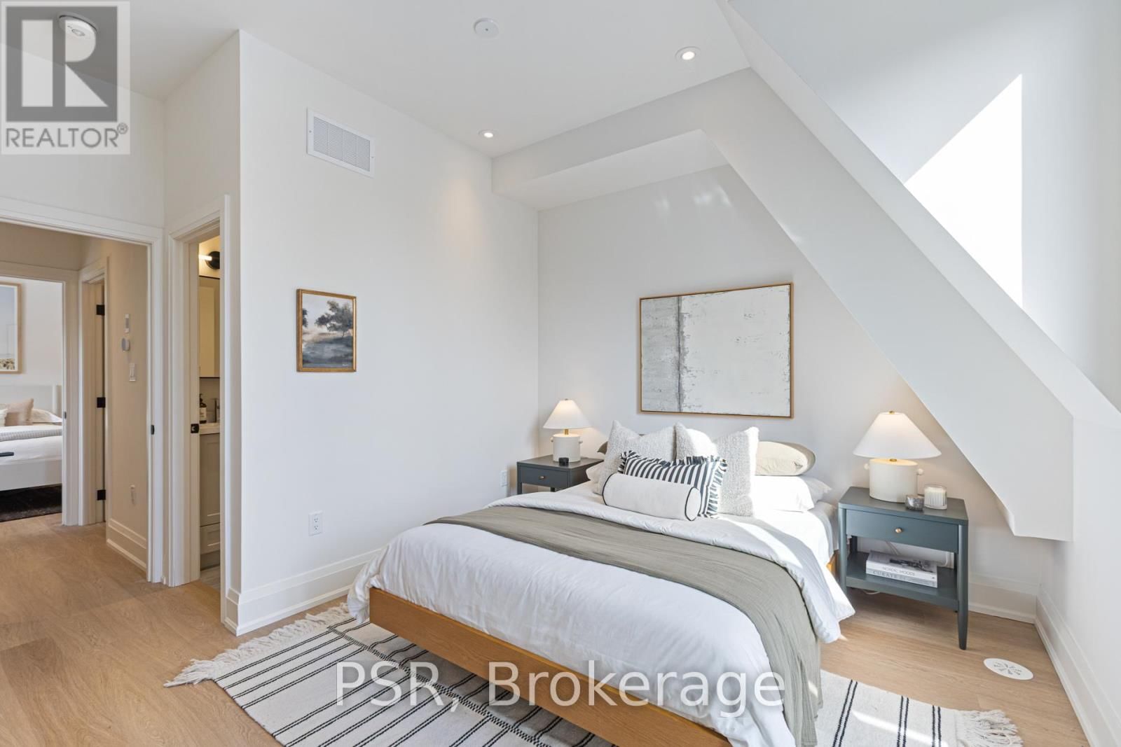 D - 55 HARRIET STREET Image 15