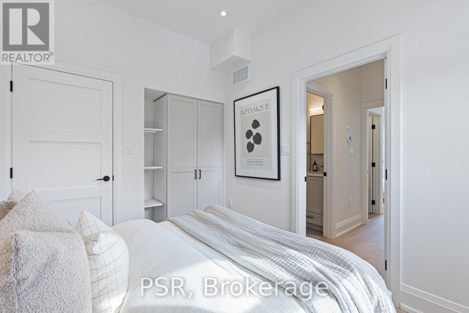 D - 55 HARRIET STREET Image 24