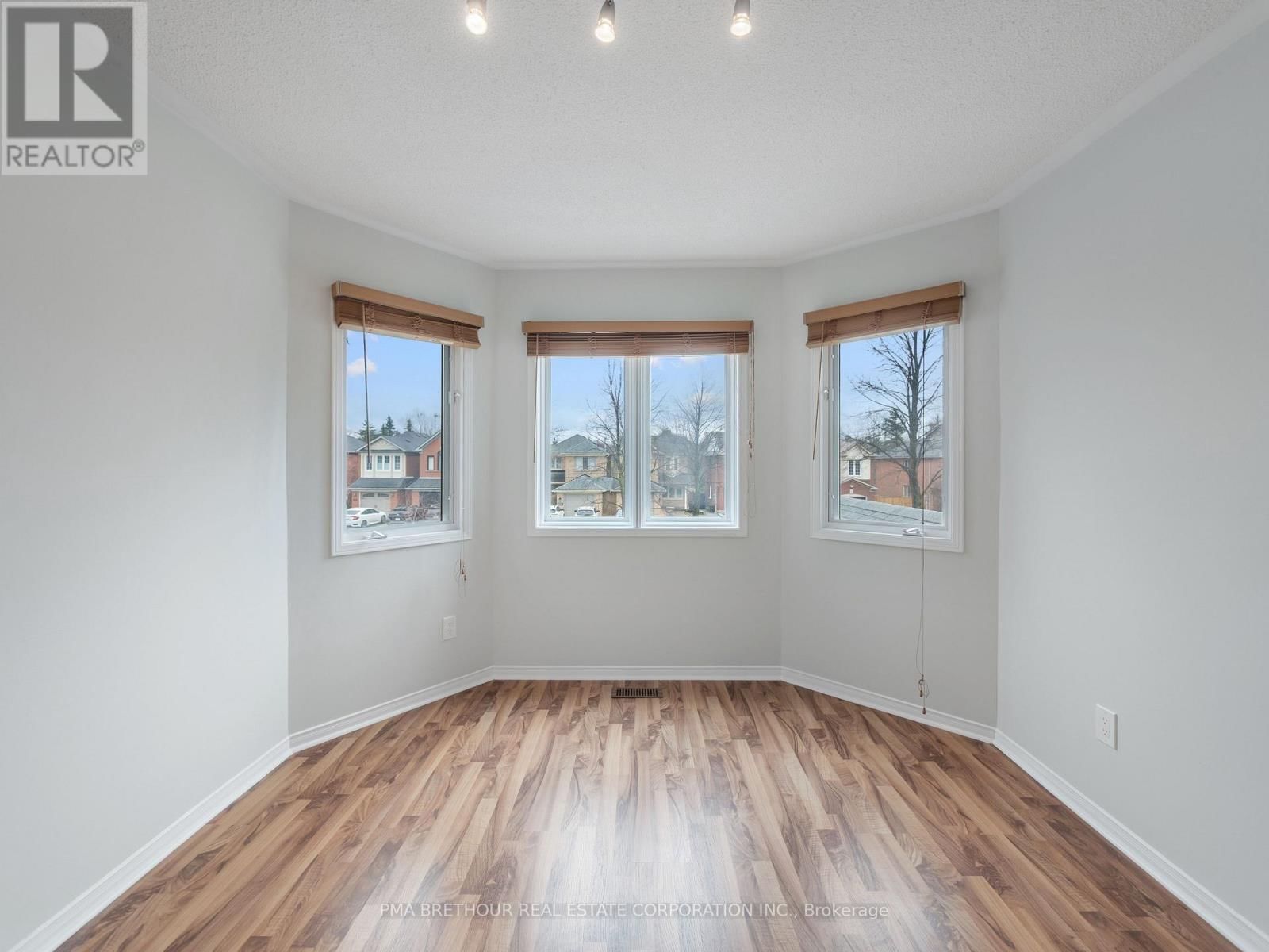 110 WHITE PINE CRESCENT Image 19