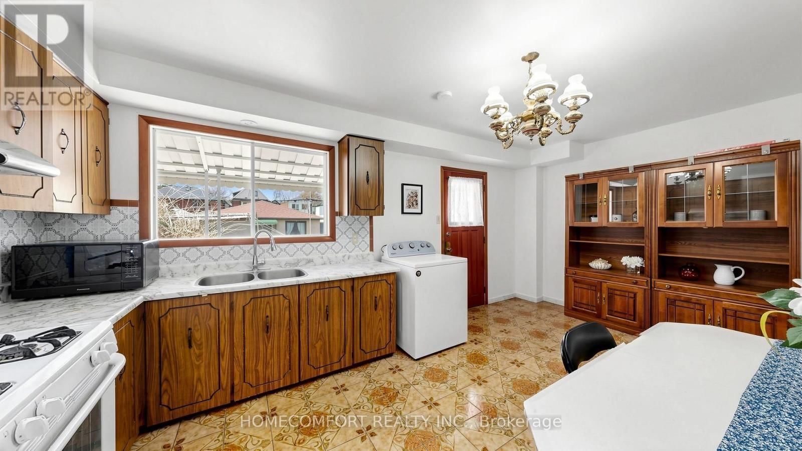 76 BARRINGTON AVENUE Image 16