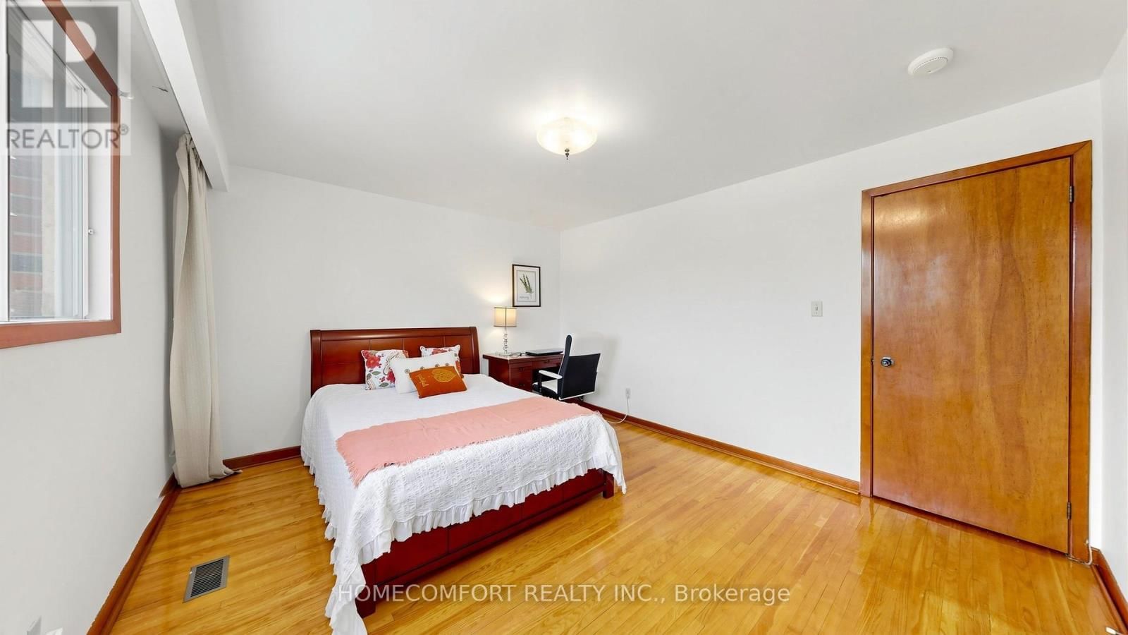 76 BARRINGTON AVENUE Image 23