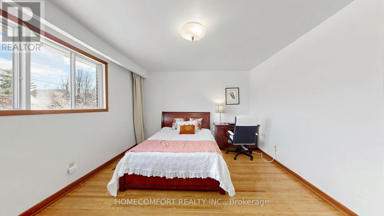 76 BARRINGTON AVENUE Image 24