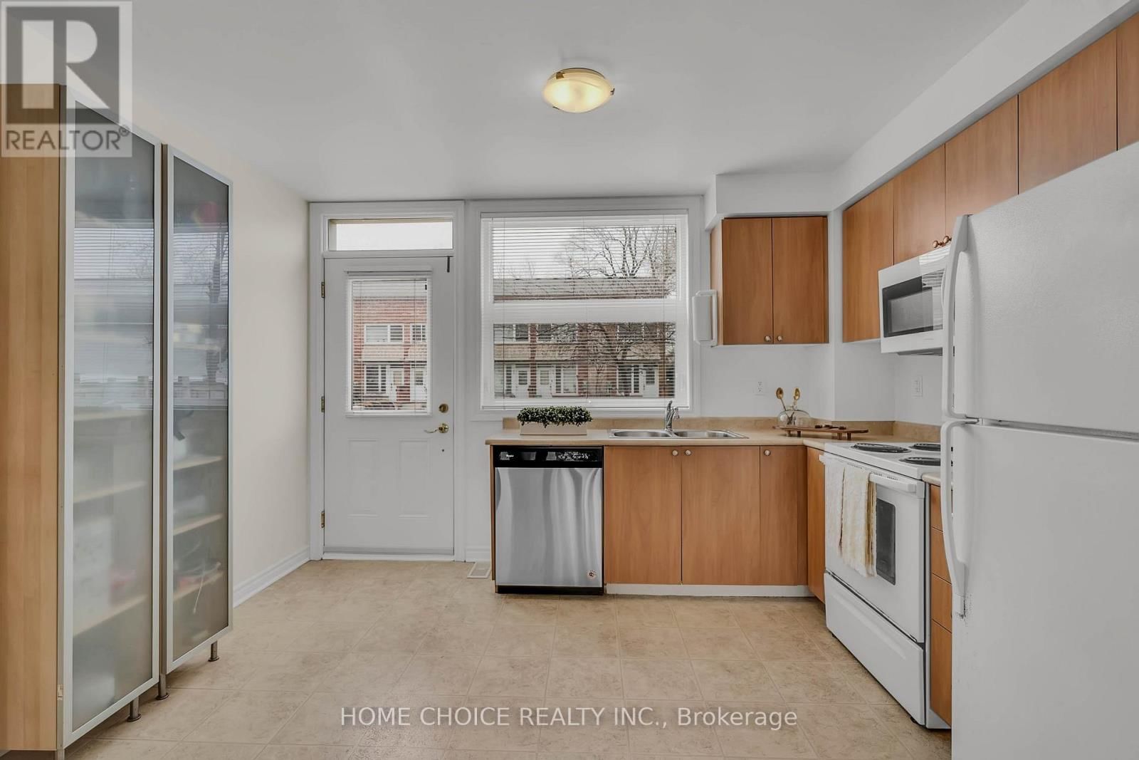 121 - 10 FAIRWOOD CRESCENT Image 8