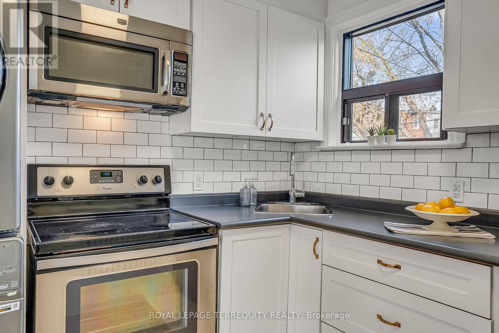 1746 QUEEN STREET EAST Image 12