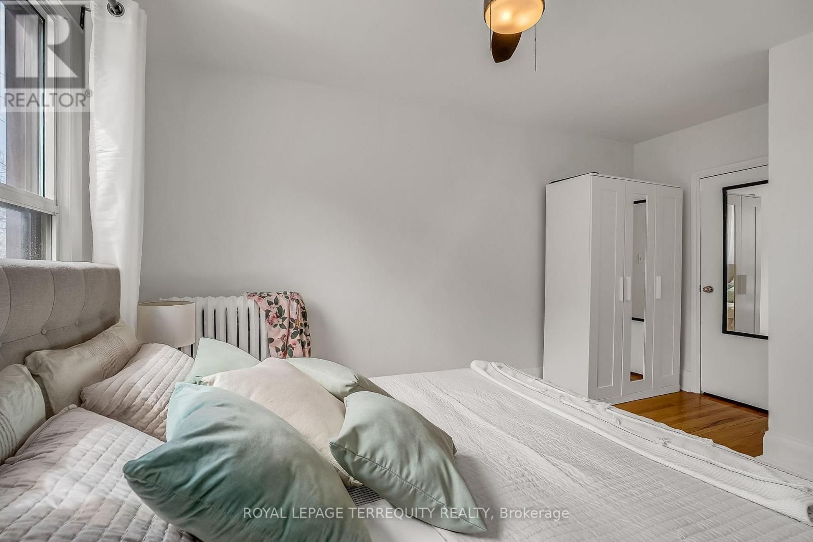 1746 QUEEN STREET EAST Image 18