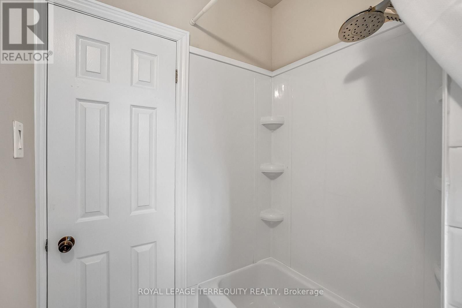 1746 QUEEN STREET EAST Image 25