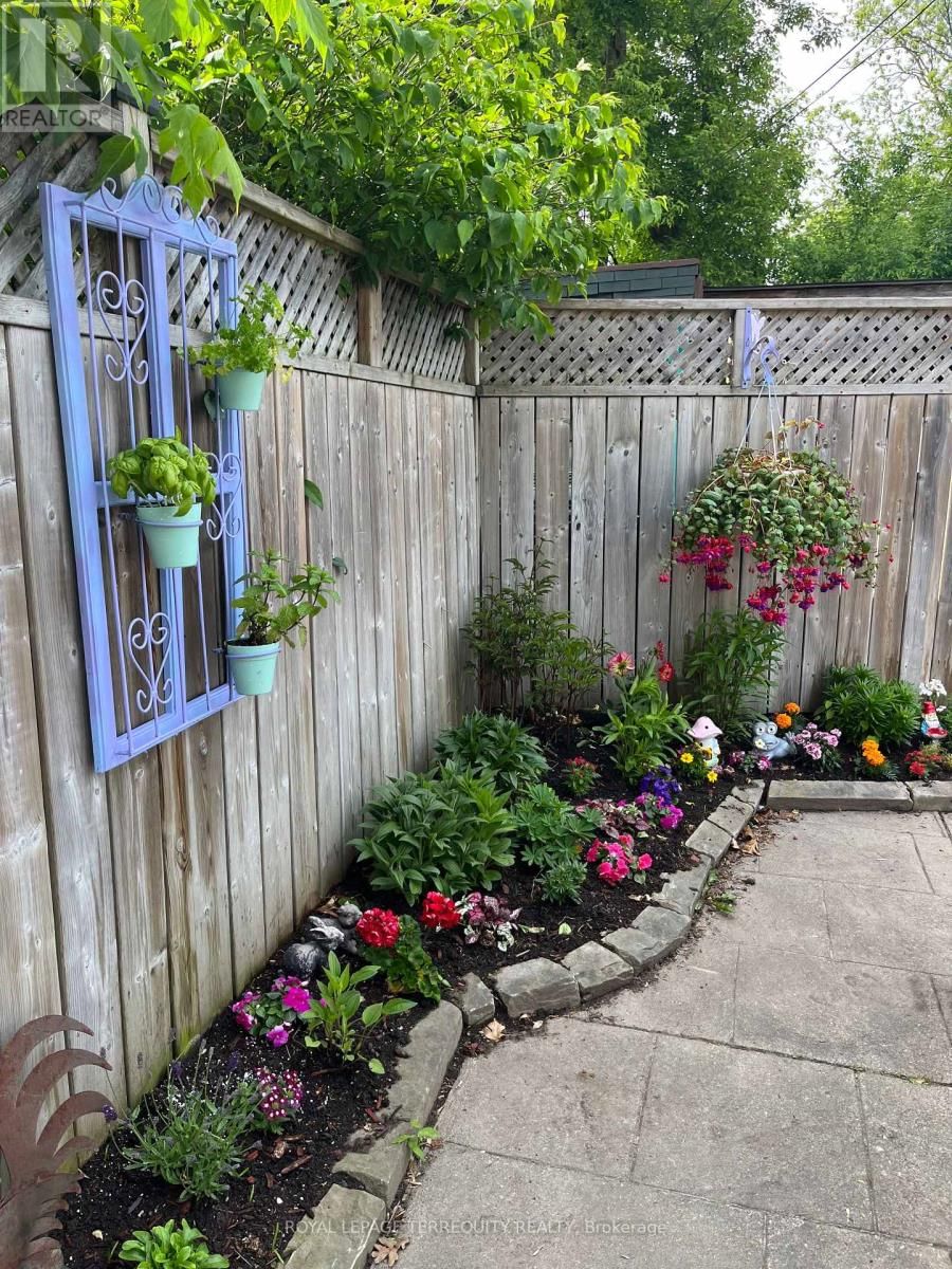 1746 QUEEN STREET EAST Image 30