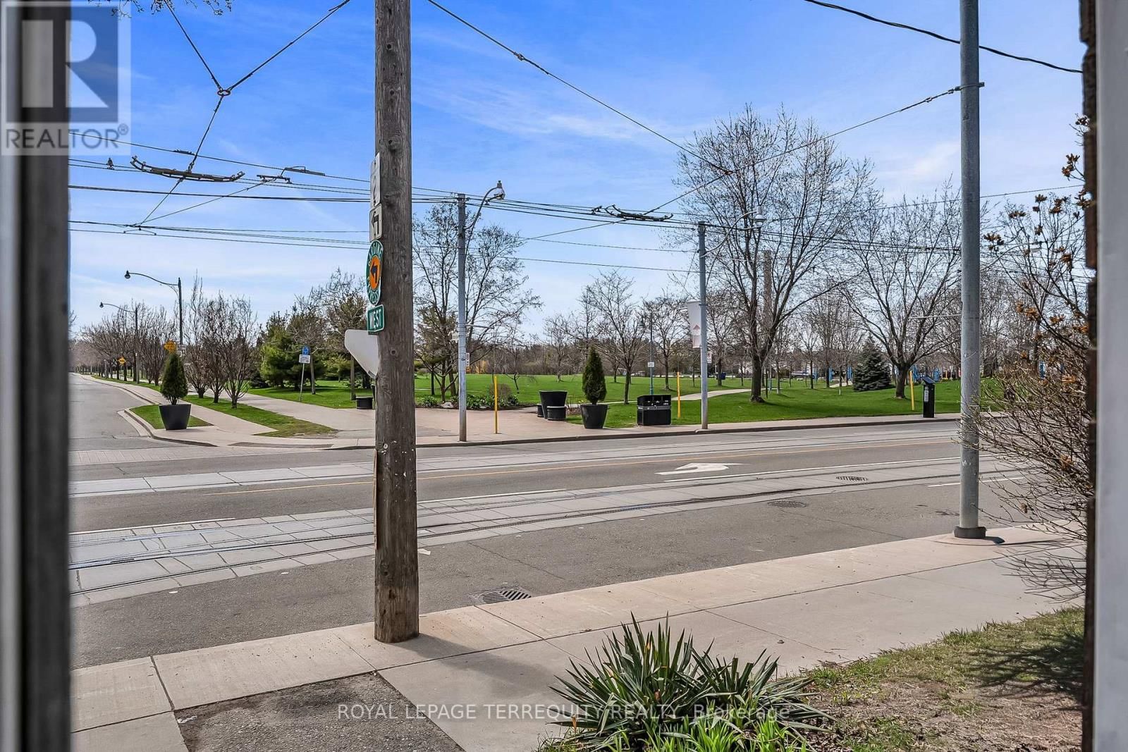 1746 QUEEN STREET EAST Image 32