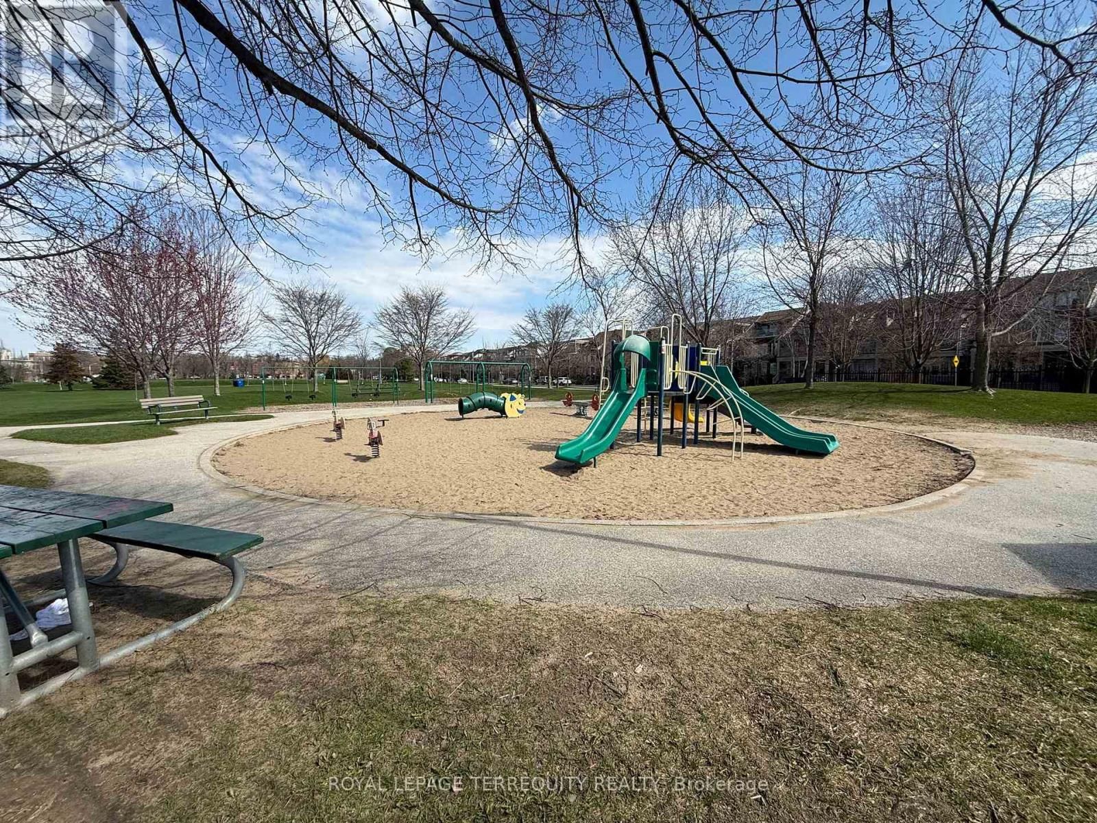 1746 QUEEN STREET EAST Image 36