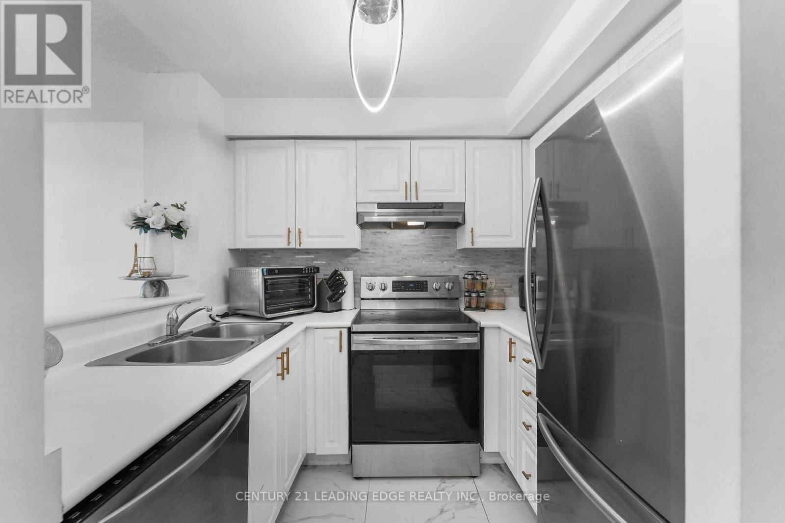 1609 - 11 LEE CENTRE DRIVE Image 10