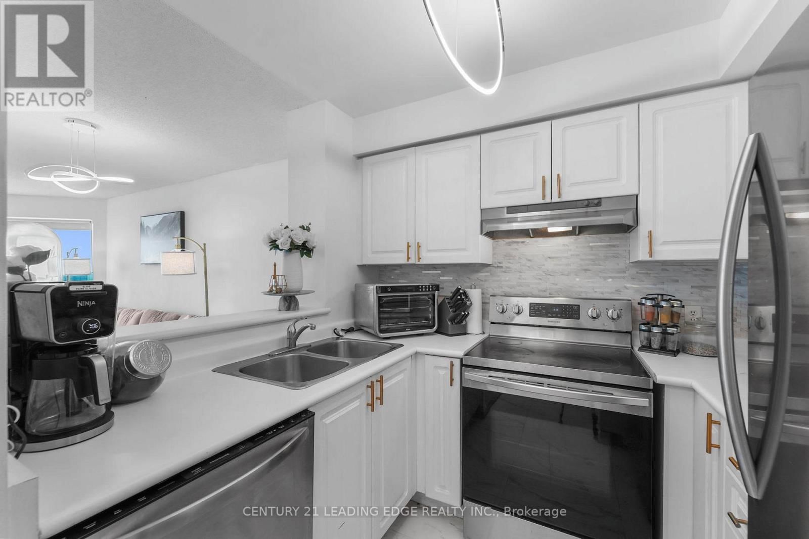 1609 - 11 LEE CENTRE DRIVE Image 11