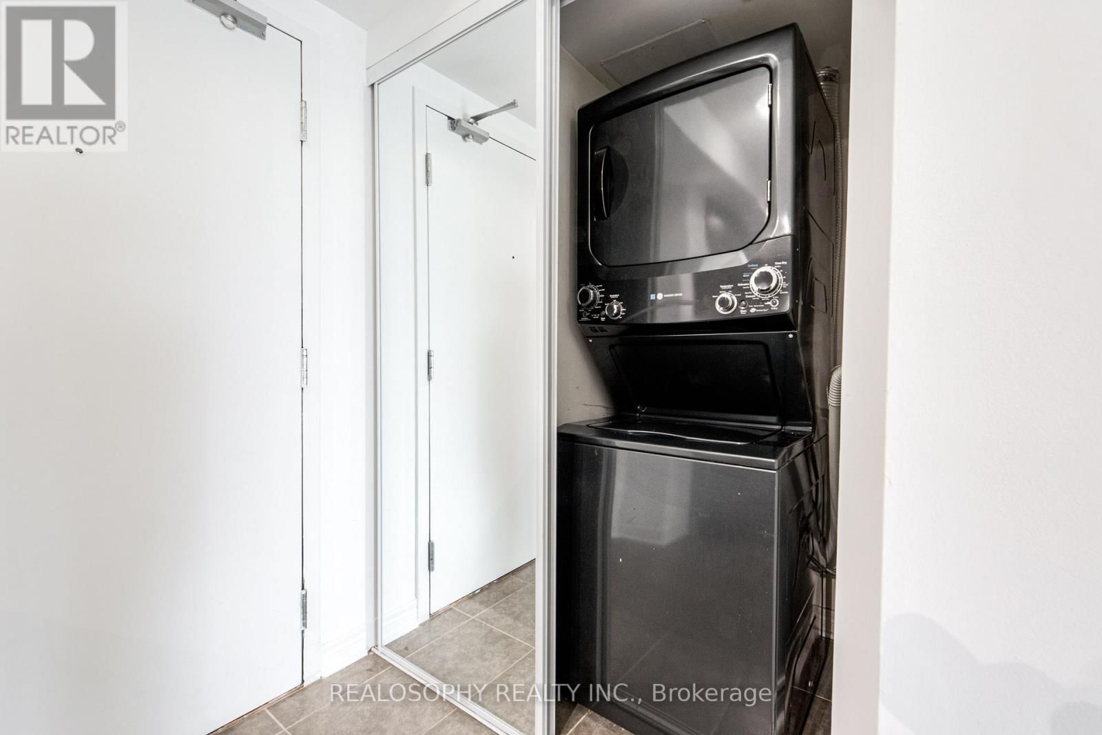 421 - 60 FAIRFAX CRESCENT Image 11