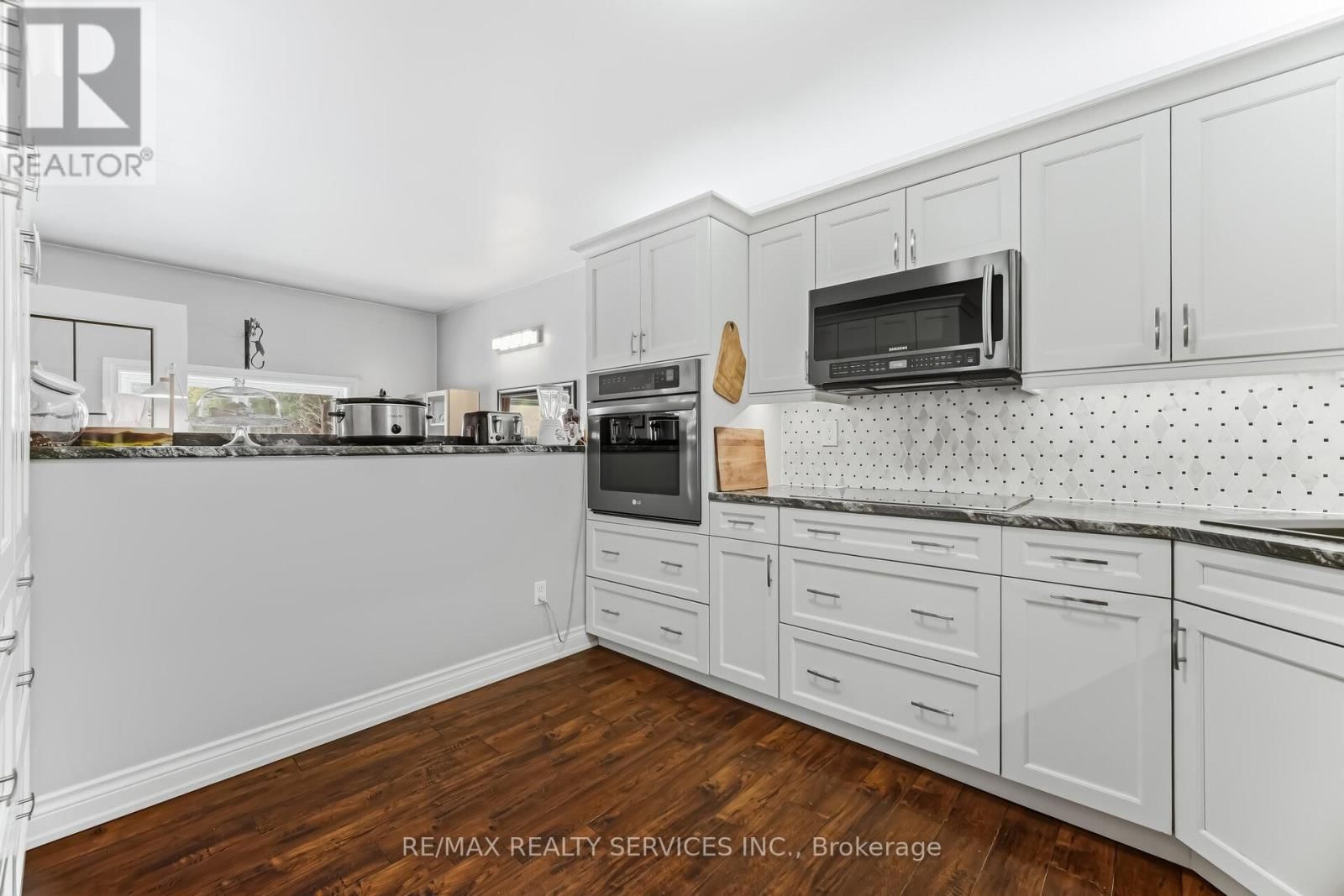 105 - 580 MARY STREET EAST Image 12