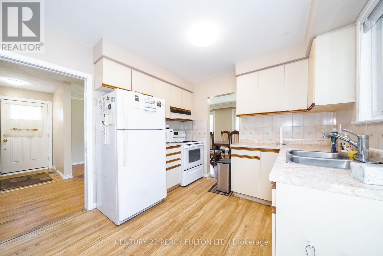 71 WEIR CRESCENT Image 8