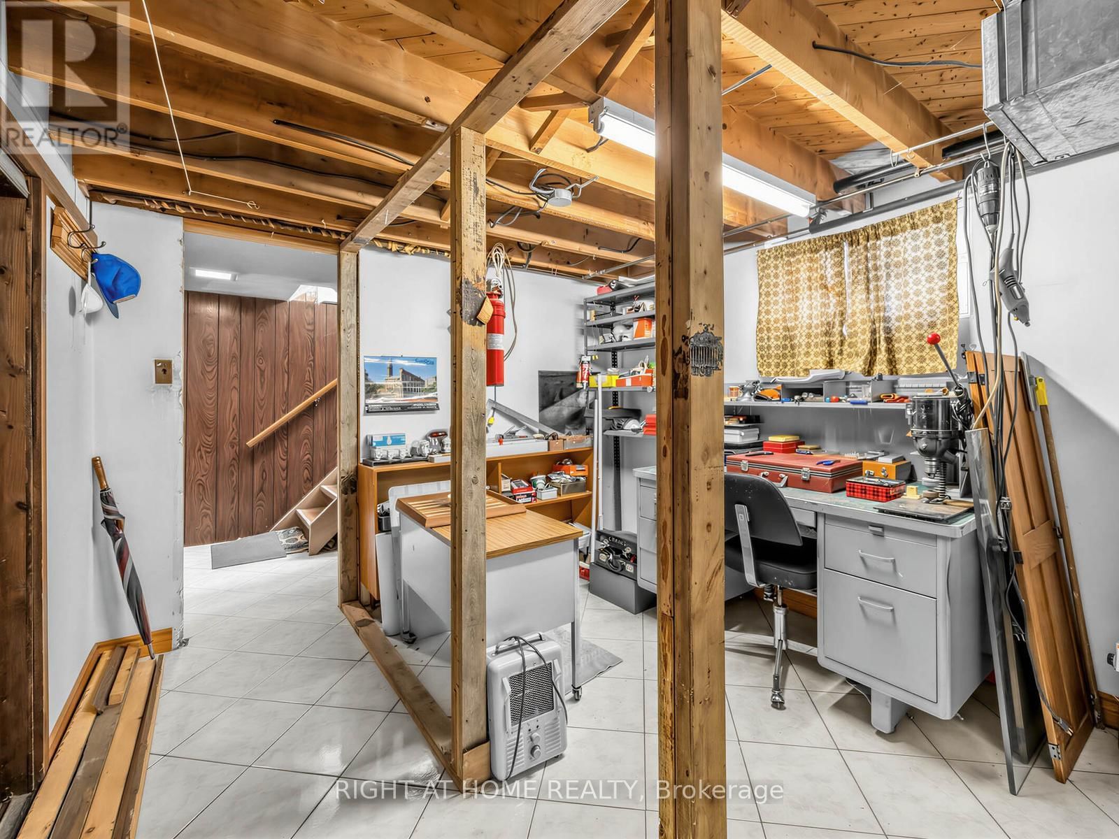 524 COLBORNE STREET EAST Image 25