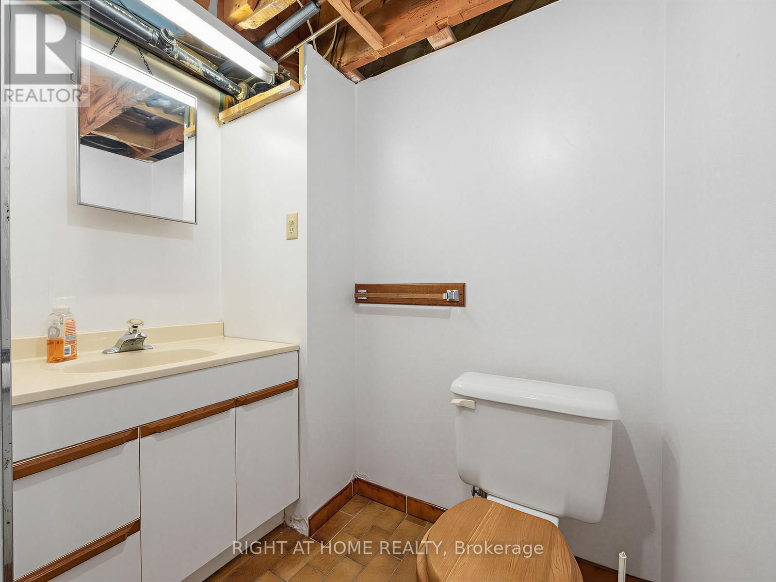 524 COLBORNE STREET EAST Image 27