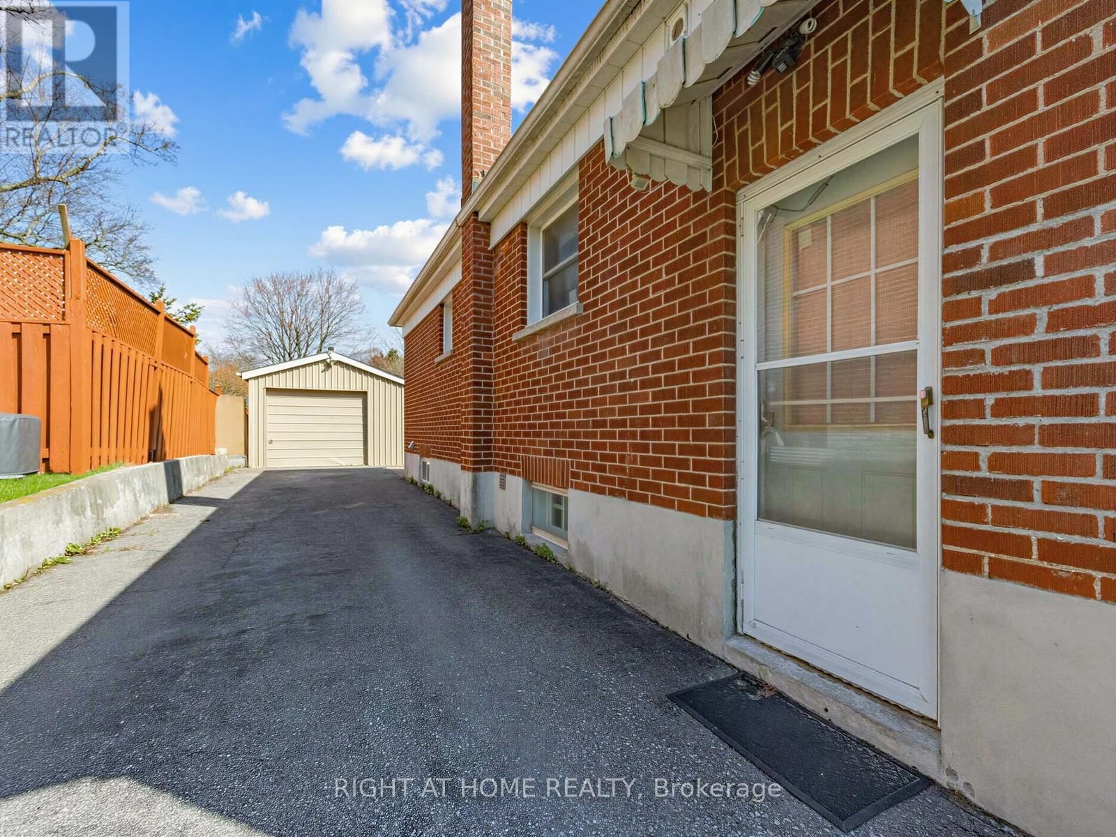 524 COLBORNE STREET EAST Image 31