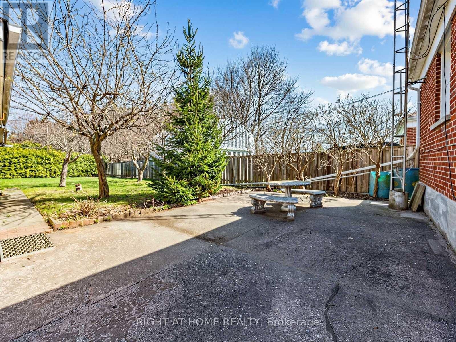 524 COLBORNE STREET EAST Image 32