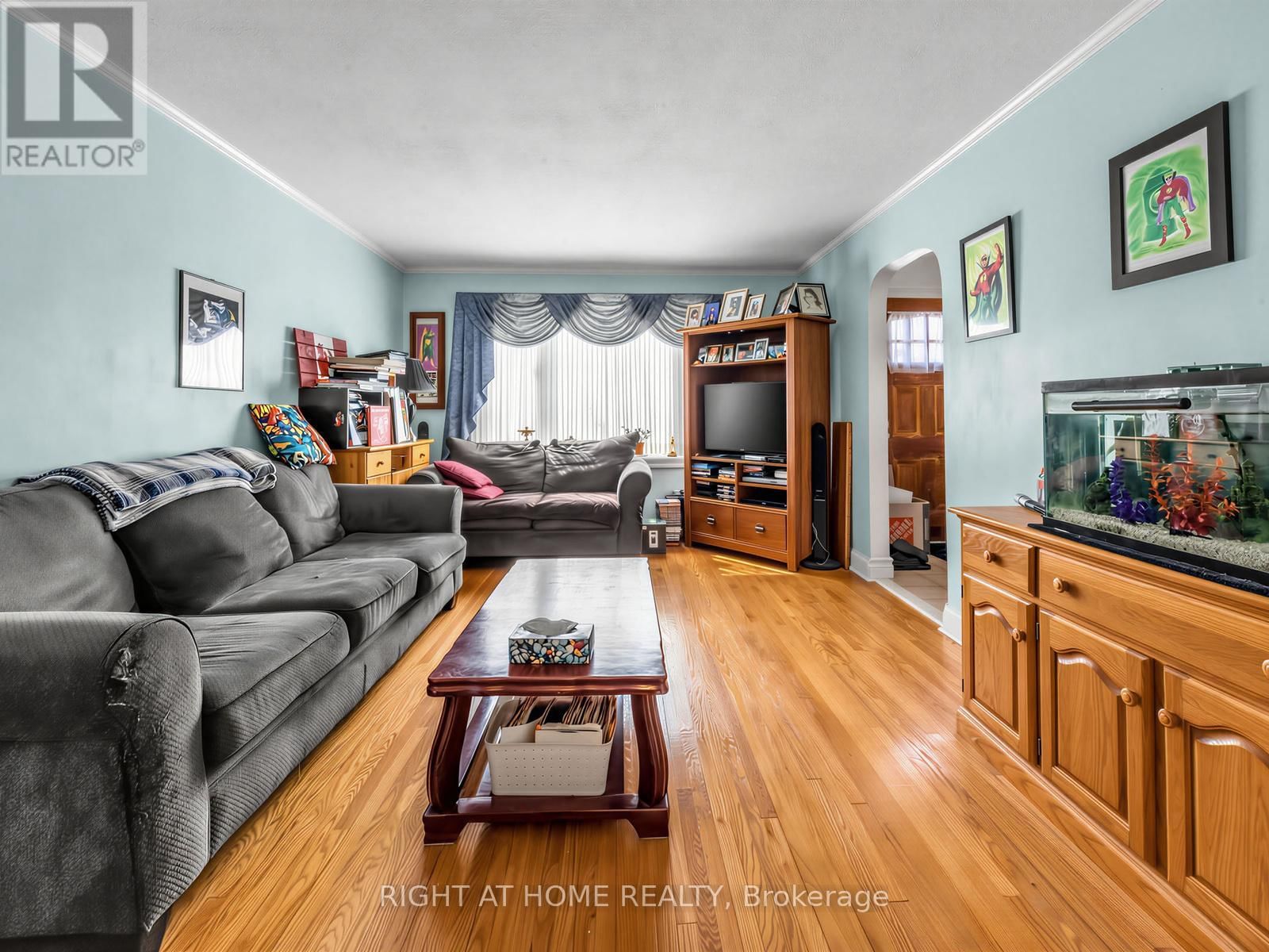 524 COLBORNE STREET EAST Image 9