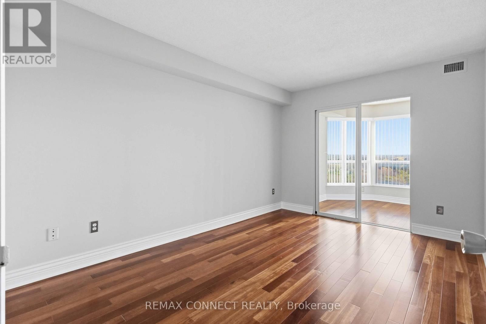 814 - 712 ROSSLAND ROAD Image 11