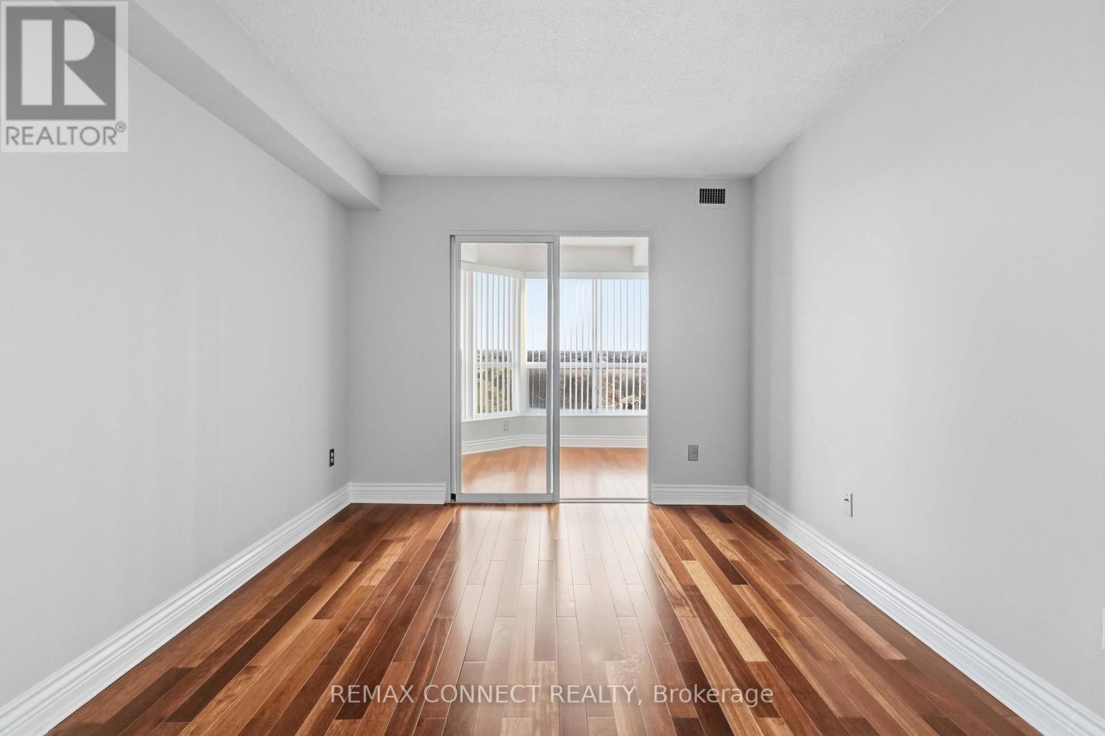 814 - 712 ROSSLAND ROAD Image 12