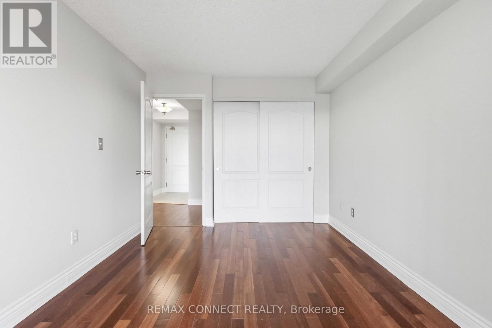 814 - 712 ROSSLAND ROAD Image 15