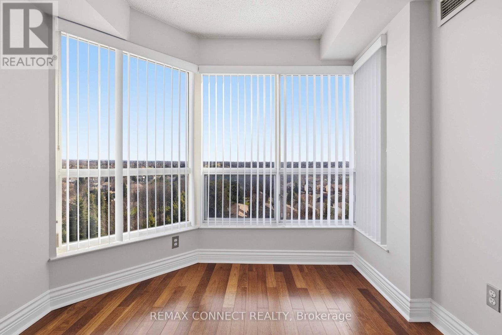 814 - 712 ROSSLAND ROAD Image 16