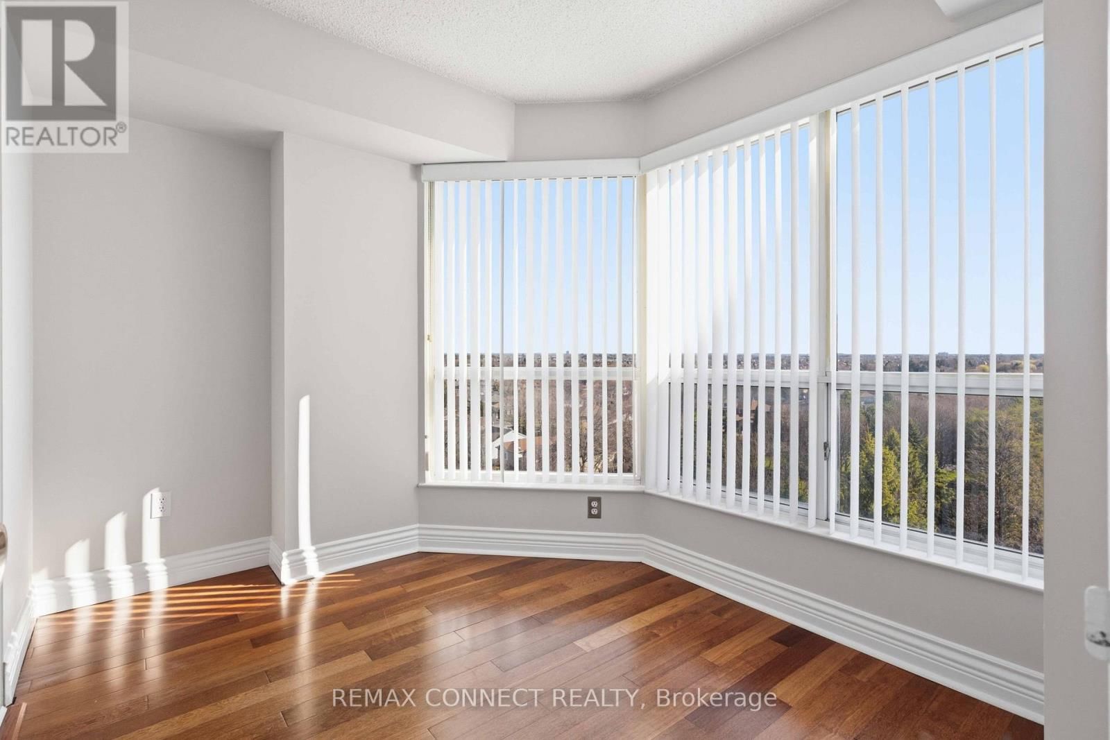 814 - 712 ROSSLAND ROAD Image 18