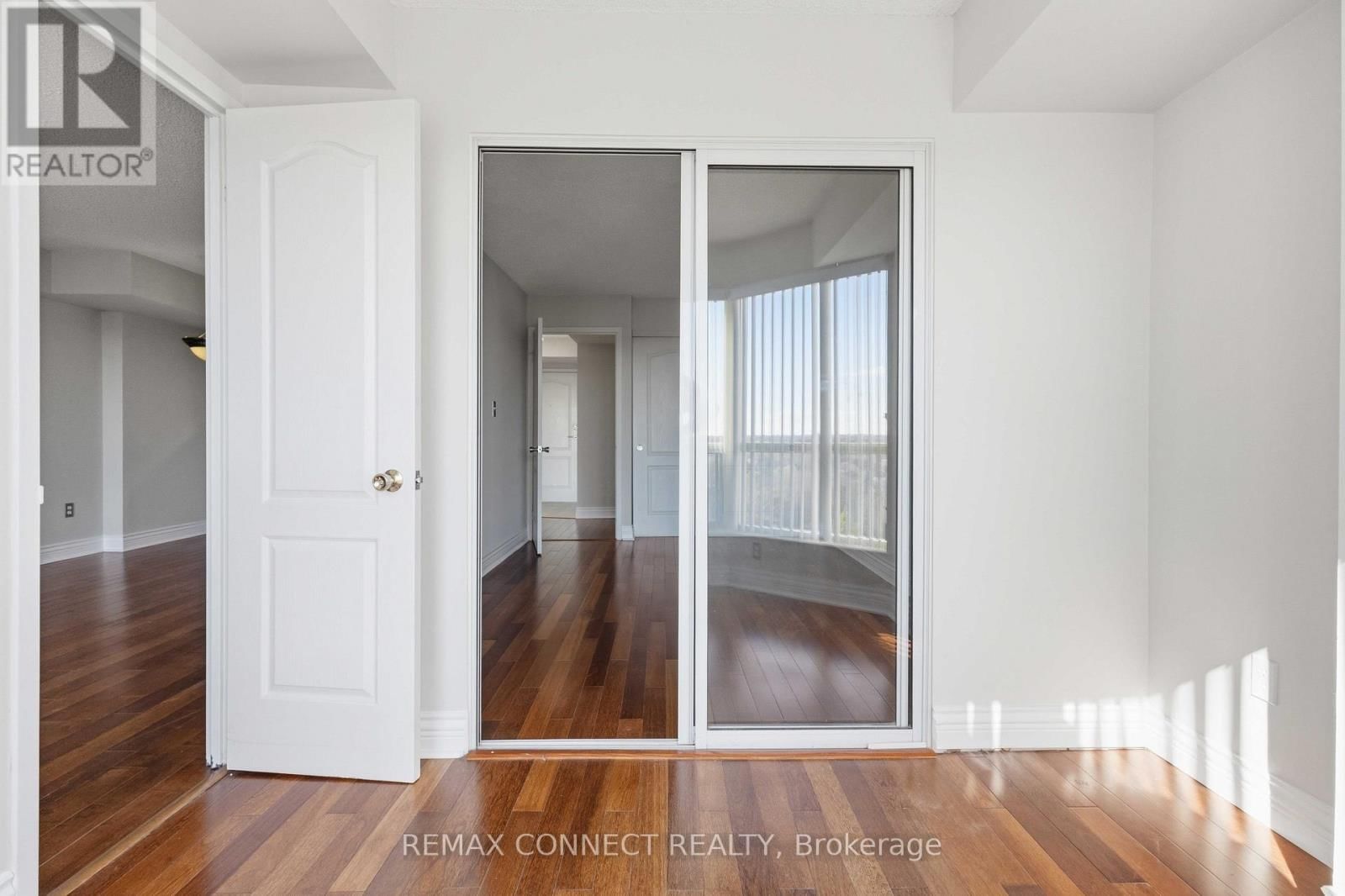 814 - 712 ROSSLAND ROAD Image 19