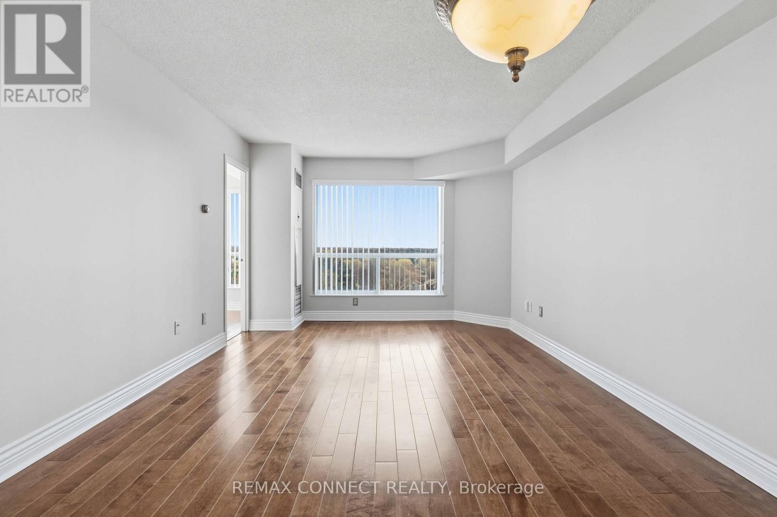 814 - 712 ROSSLAND ROAD Image 22