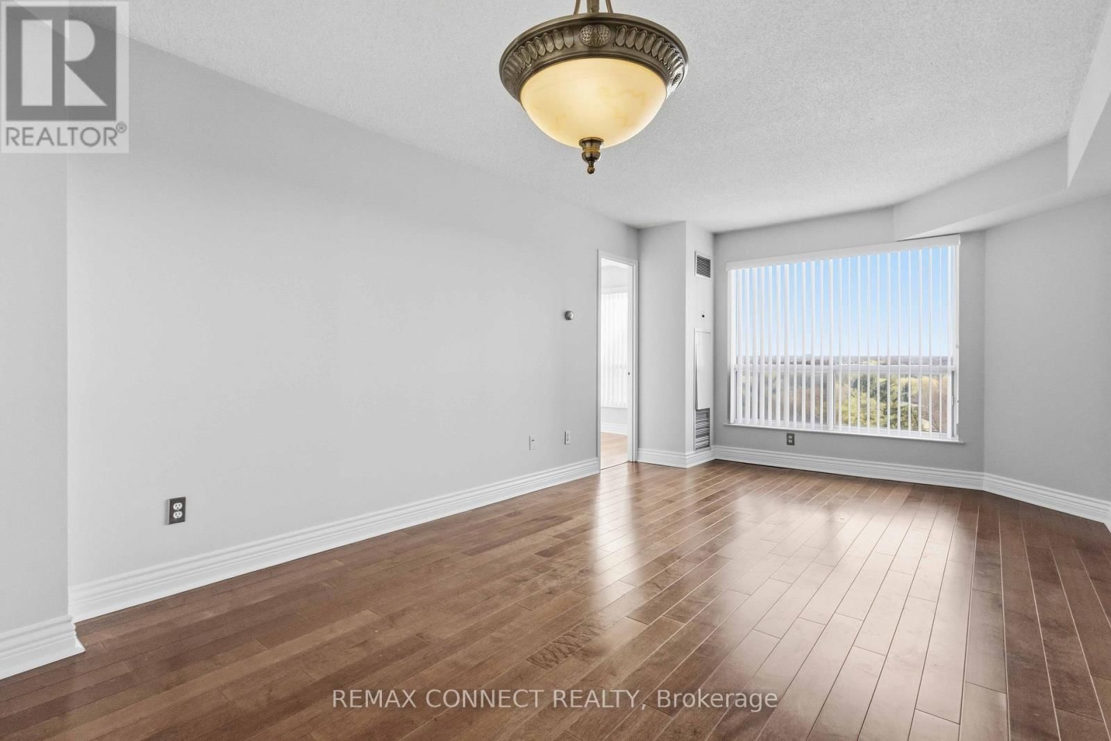 814 - 712 ROSSLAND ROAD Image 23