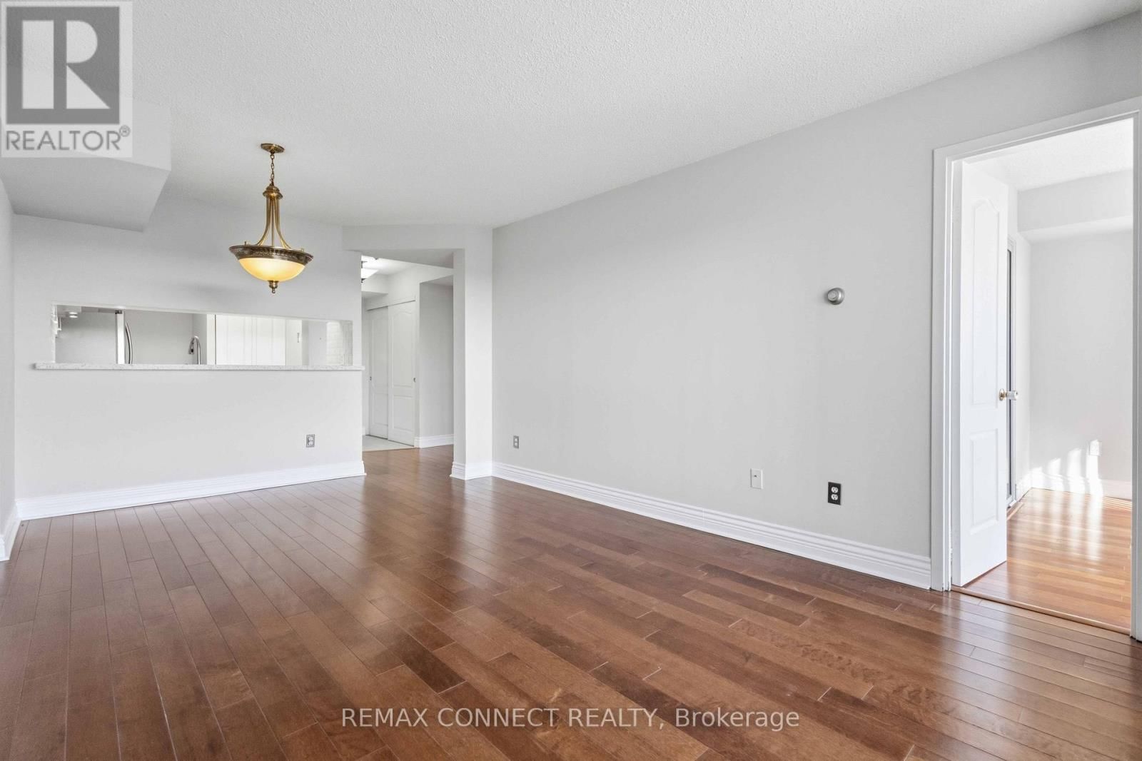 814 - 712 ROSSLAND ROAD Image 24