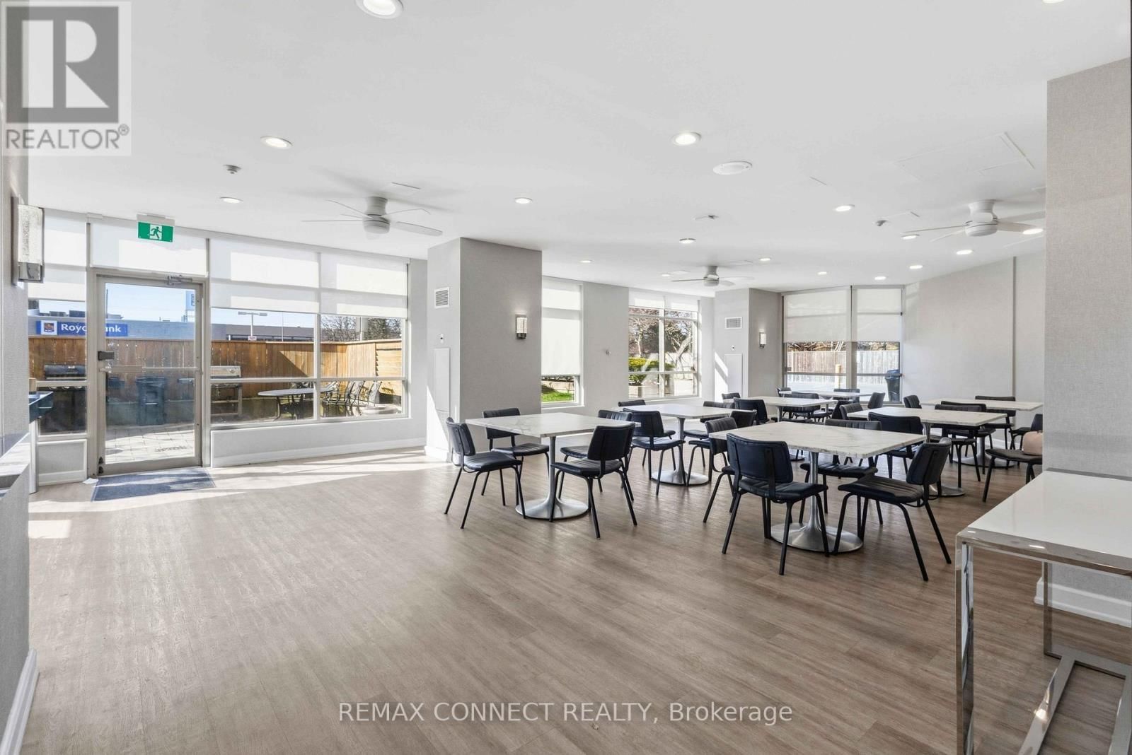 814 - 712 ROSSLAND ROAD Image 28