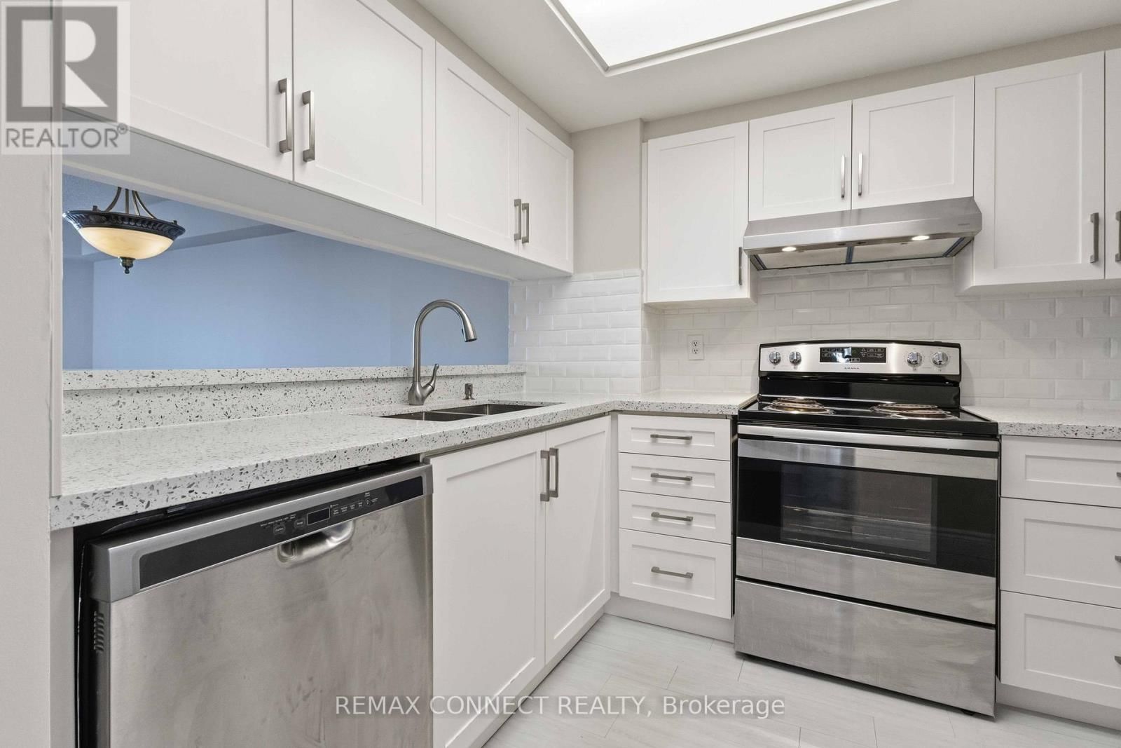 814 - 712 ROSSLAND ROAD Image 6