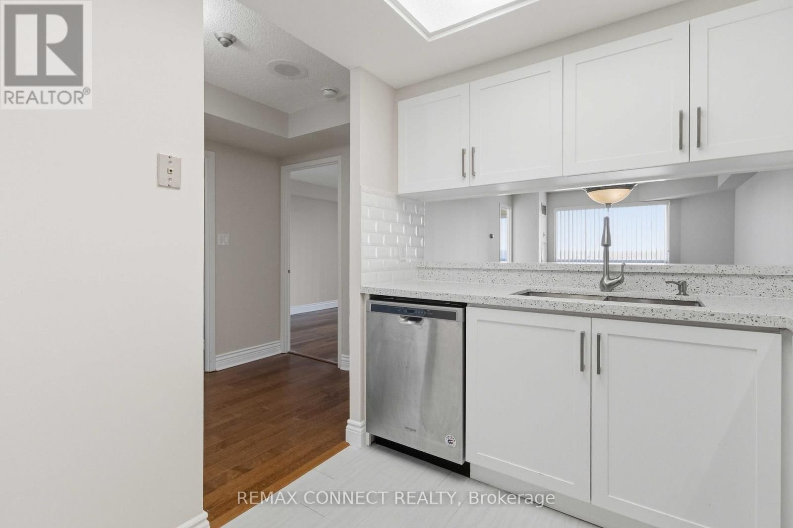 814 - 712 ROSSLAND ROAD Image 8