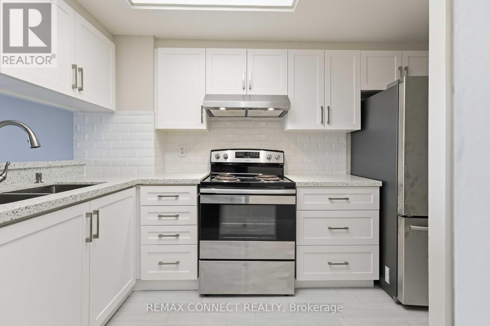 814 - 712 ROSSLAND ROAD Image 9