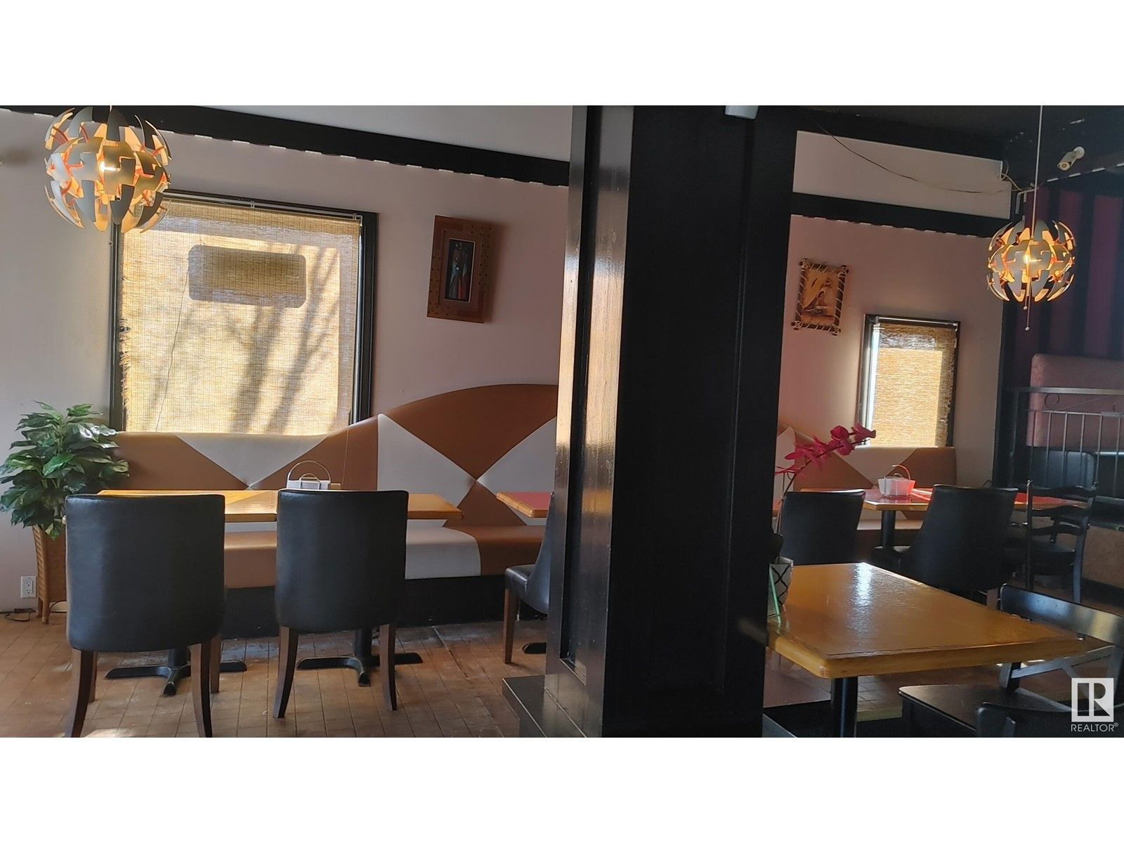 Image #1 of Restaurant for Sale at 8805 118 Ave Nw Nw, Edmonton, Alberta