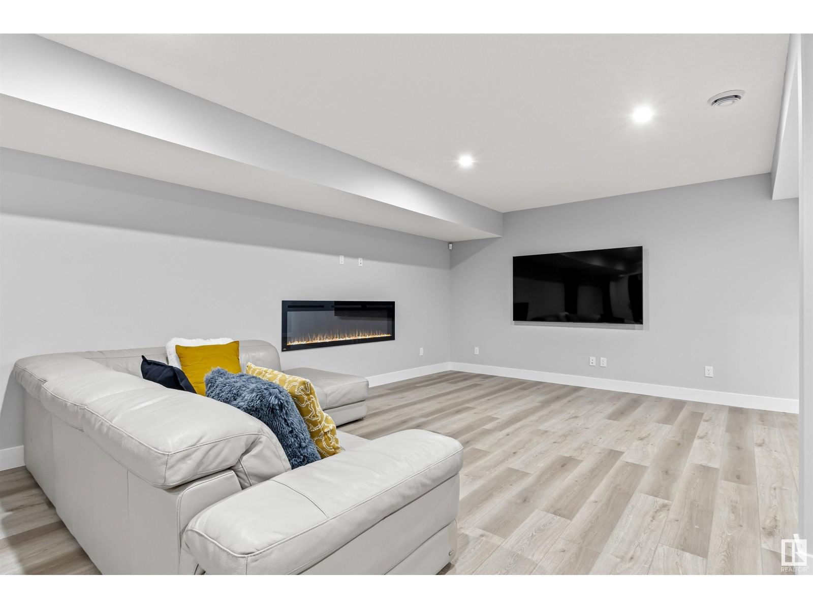 4810 KNIGHT CR Image 52