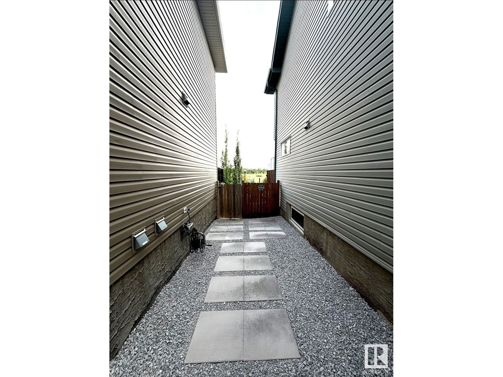 90 Wellington PL Image 61