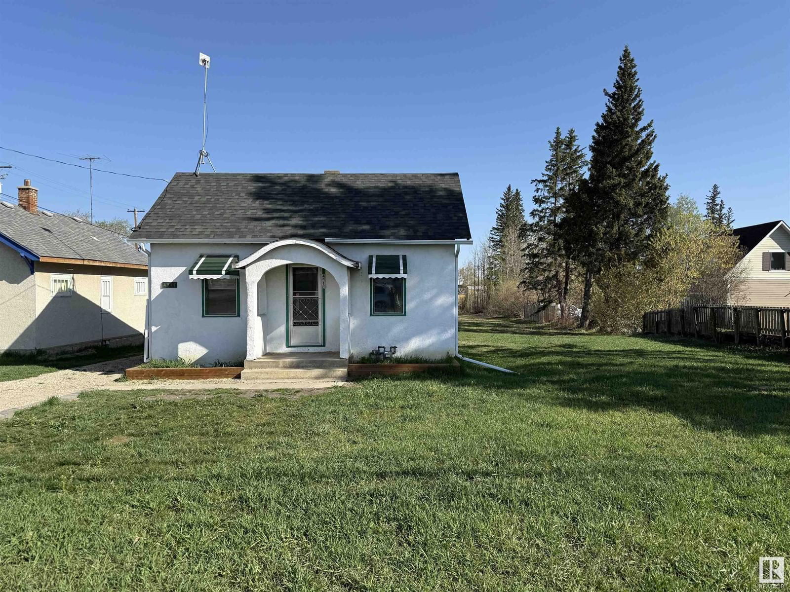 4917 47 AV Image 2