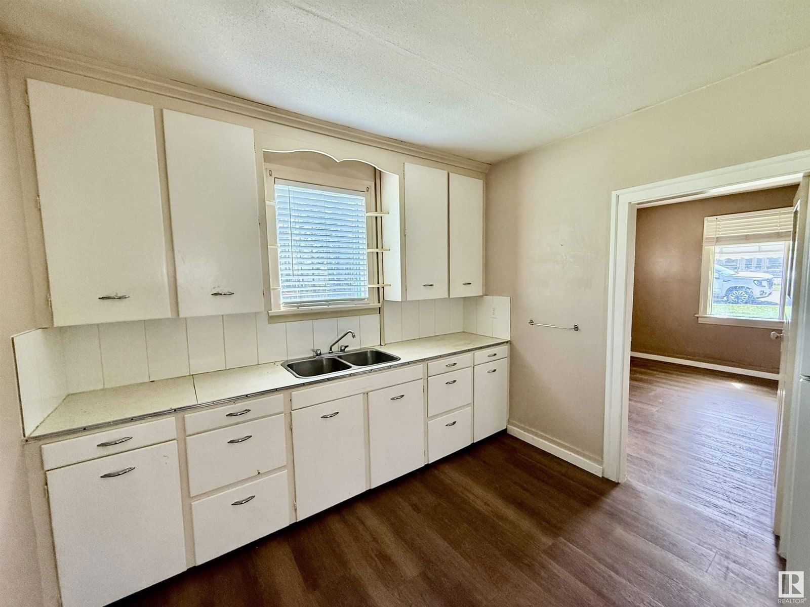 4917 47 AV Image 3