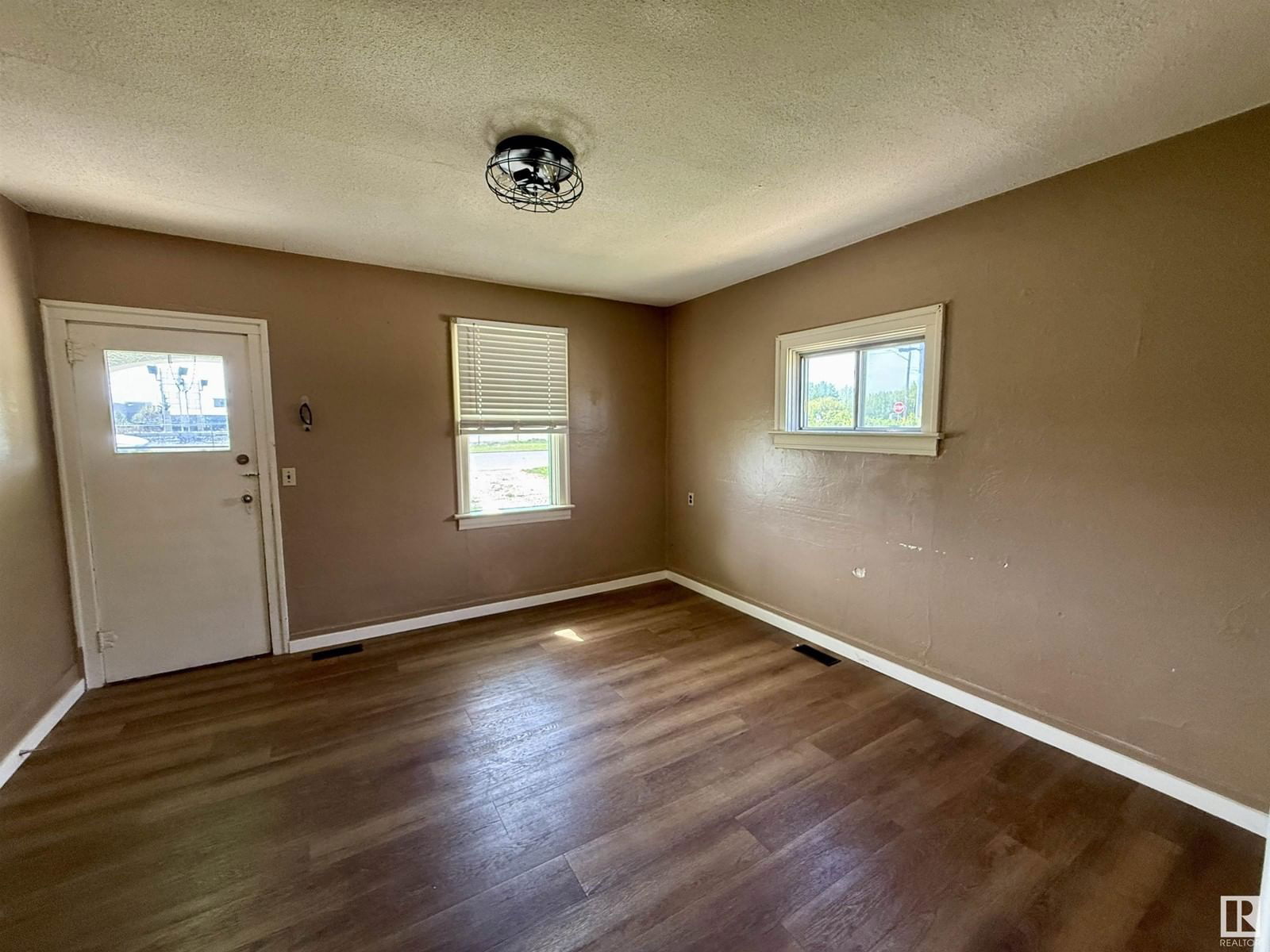 4917 47 AV Image 4
