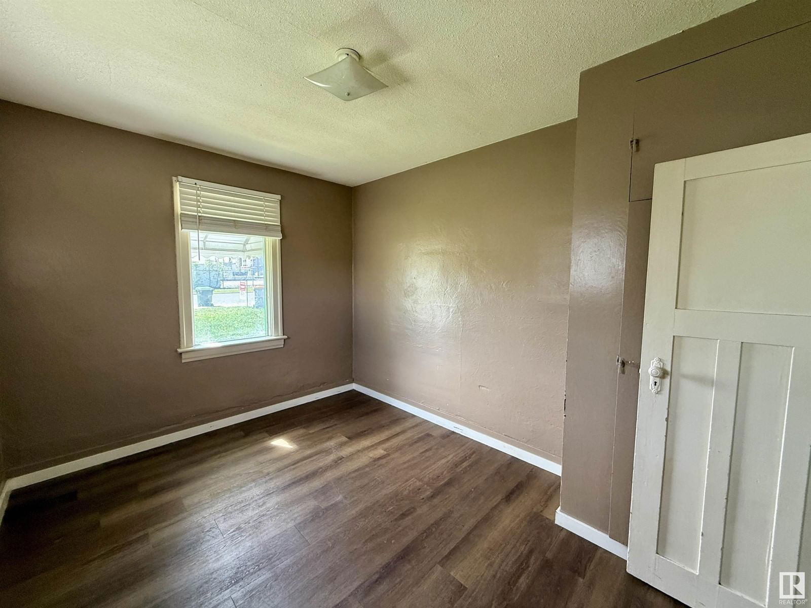 4917 47 AV Image 8