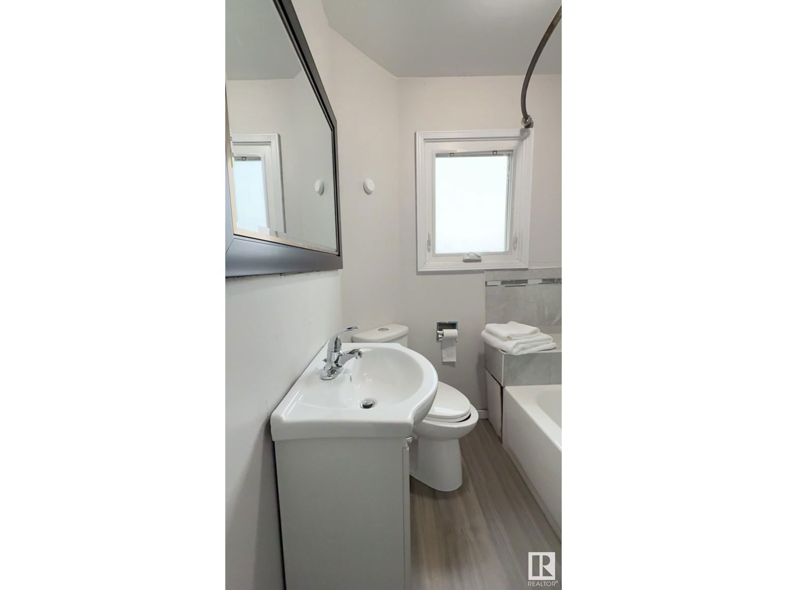 9862 76 AV Image 25