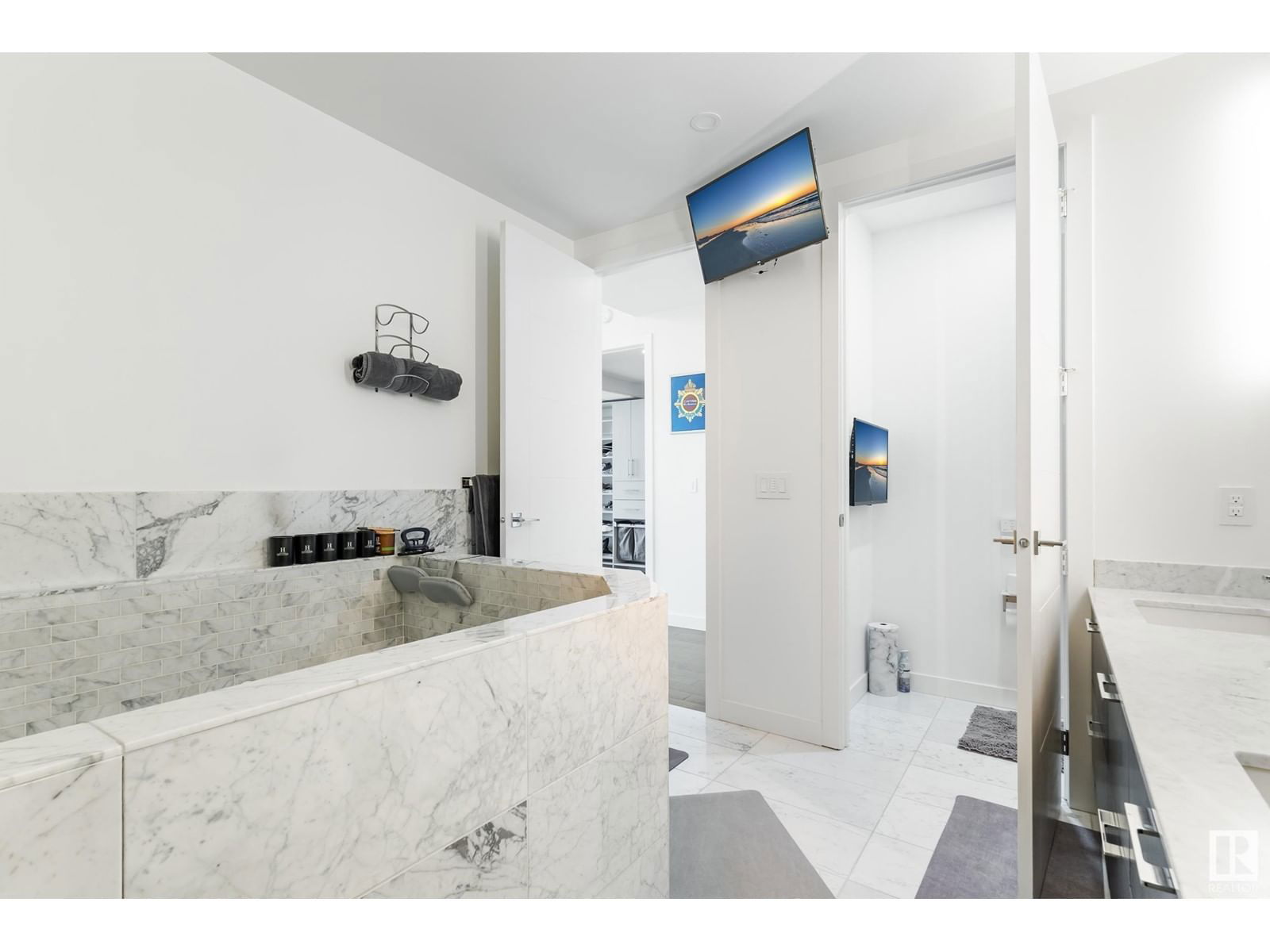 3901 10180 103 ST NW Image 29